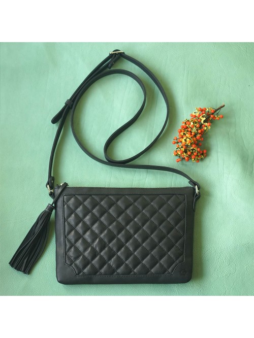 菱格紋流蘇吊飾包(靜謐黑)