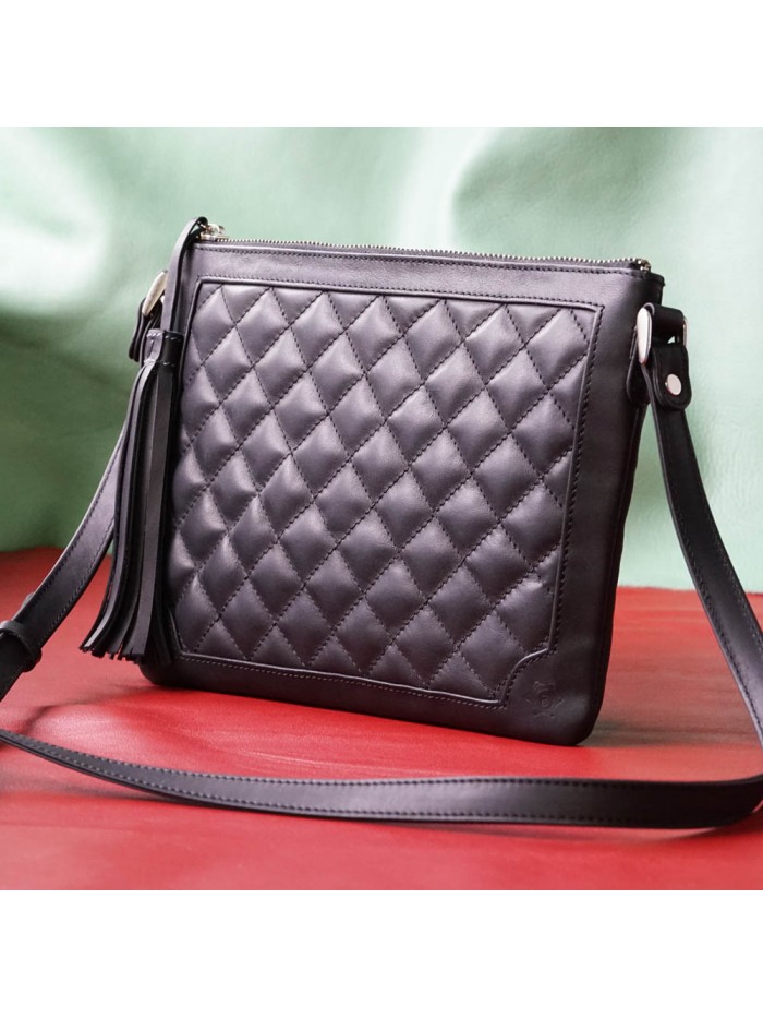 菱格紋流蘇吊飾包(靜謐黑)